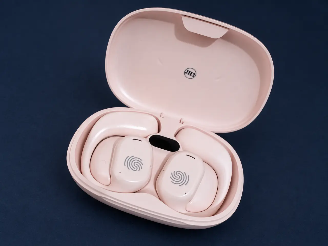 Fone JH3 open-ear rosa dentro do estojo de recarga aberto