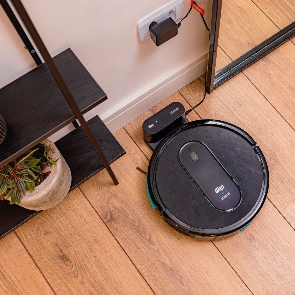 WAP Robot W400 em uma sala próximo à base de carregamento