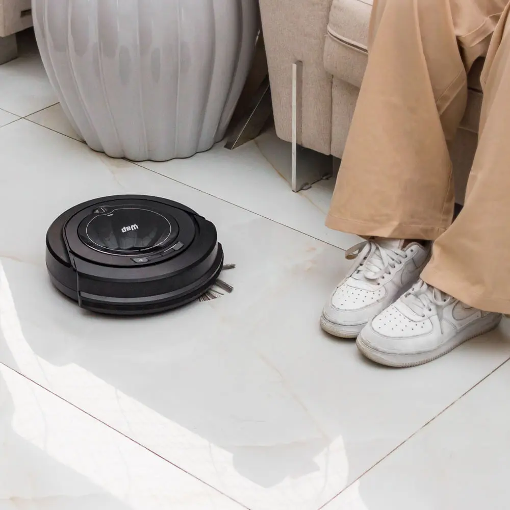 WAP Robot W90 limpando o piso de uma sala